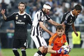 德国裁判：吹比赛不能离伊布太近 基耶利尼拽人还问我这样拽行不