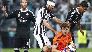 德国裁判：吹比赛不能离伊布太近 基耶利尼拽人还问我这样拽行不