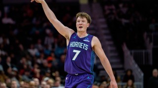 电竞比分网-再接再厉！克尼佩尔连续15场命中2+记三分 刷新新秀历史纪录