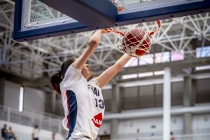 电竞比分-震惊解说！U18女篮欧锦赛 1米94的法国18岁小将双手炸扣！